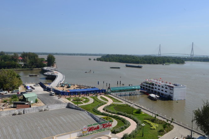 Toàn cảnh sông Hậu mùa nước nổi nhìn từ bến Ninh Kiều